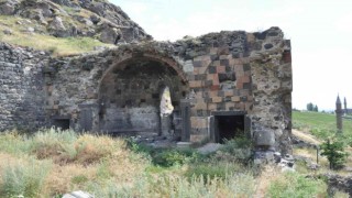 Karsta defineciler kiliseyi kazdı