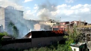Karsta tarihi metruk binadaki yangın çevre evlere sıçradı
