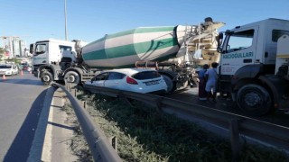 Kartal E-5te çarptığı otomobili sürükleyen beton mikseri refüje girdi
