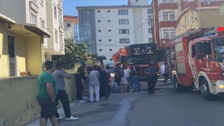 Kartalda 4 katlı binanın giriş katında yangın çıktı: Ev sahibi fenalık geçirdi