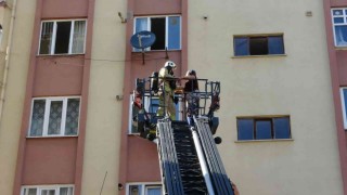 Kartalda apartmanda korkutan yangın, mahsur kalan 3 kişi kurtarıldı