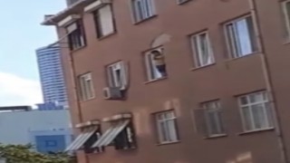 Kartalda küçük çocuğun camdaki tehlikeli oyunu yürekleri ağza getirdi