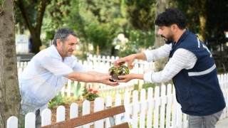 Kartepe Belediyesi arefe gününde mezarlıklara 58 bin çiçek dağıttı