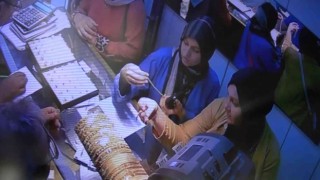 Kaşla göz arasında altın bilekliği çaldılar
