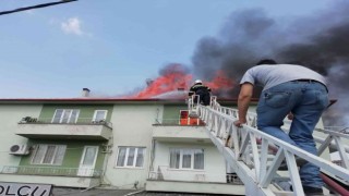 Kavaklıderedeki çatı yangınında 2 ev kullanılamaz hale geldi