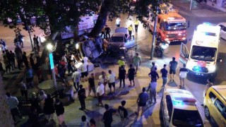 Kavşakta çarpışan otomobiller parka devrildi