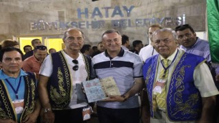 Kaya Muzaffer Ilıcak, Hatay BŞB Başkanı Lütfü Savaşa kitaplarını hediye etti