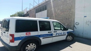 Kayısı toplamak için çıktığı çatıdan düşüp öldü