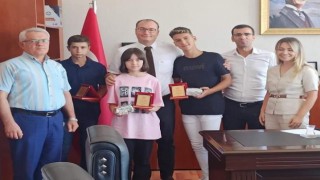 Kaymakam Arıkan LGSde dereceye giren öğrencileri tebrik etti