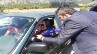 Kaymakam Bütün, bayram için yola çıkan vatandaşlara çikolata ikram edip trafik kurallarını hatırlattı