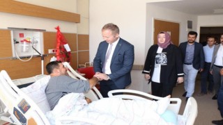 Kaymakam Muhammed İkbal Yelek, operasyonda yaralanan güvenlik korucusunu ziyaret etti