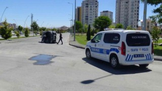 Kayseride otomobil yan yattı