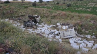 Kayseride şarampole uçan kamyon kağıt gibi ezildi: 3 ölü