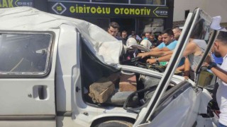Kaza sonrası araçta sıkışan sürücü için vatandaşlar ve ekipler seferber oldu