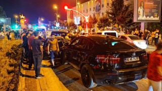 Kaza yapan otomobil sürücüsü muhabire saldırdı