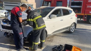 Kaza yapan otomobilin çarptığı bahçe duvarı çocuğun üzerine devrildi: 3 yaralı