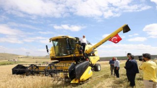 Keçiören Belediye Başkanı Turgut Altınok, ilk buğday hasadını yaptı