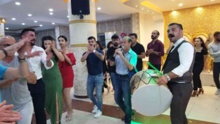Kendi düğününde bir davulcu oldu bir zurnacı oldu