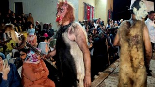 Kestikleri kurbanların derisini giyip insanları korkutuyorlar