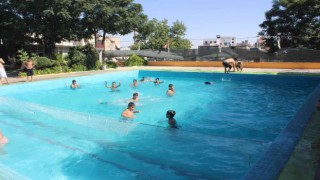 Kiliste aşırı sıcaktan bunalanlar havuzlarda serinliyor