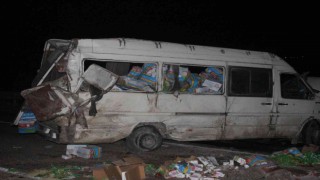 Kiliste gıda yüklü minibüs devrilmesi sonucu karayolu trafiğe kapandı