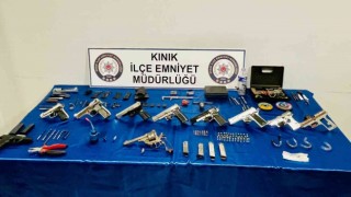 Kınıkta operasyon: Çok sayıda silah ele geçirildi