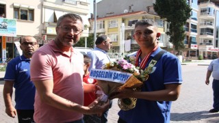 Kırkpınarın tozkoparan boyu şampiyonuna memleketinde davullu zurnalı karşılama