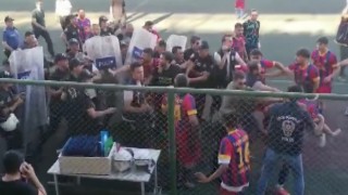 Kırmızı karta sinirlenen futbolcular hakeme saldırdı