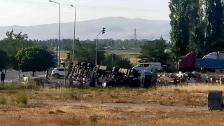 Kontrolden çıkan boya yüklü tır devrildi, ölen ya da yaralanan olmadı