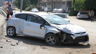 Kontrolden çıkan otomobil ışıkta bekleyen motosikletlere çarptı: 3 yaralı