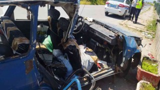 Kontrolden çıkan otomobil park halindeki tıra çarptı: 2 yaralı