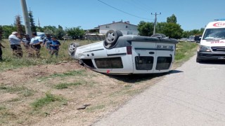 Konyada hafif ticari araç takla attı: 2 yaralı