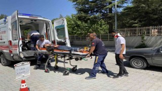 Konyada pikap traktöre bağlı saman balya makinesine çarptı: 3 yaralı