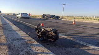 Köprü bariyerine çarpan otomobilin motoru fırladı: 2 yaralı