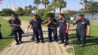 Köprüden atlayıp ölmek isteyen şahıs kayıkla kurtarıldı