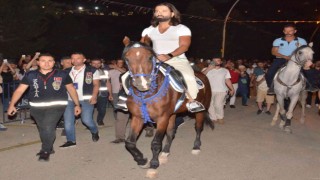 Koray Avcı, sahneye atla geldi