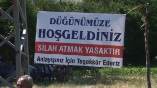 Köy düğününde örnek oluşturacak sıra dışı pankart