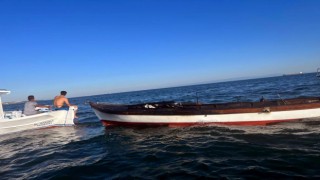 Küçükçekmece sahilde alev alan tekne jet ski ile söndürüldü