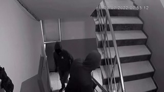 Küçükçekmecede hırsızlar ev sahiplerini bayıltıp altın çaltı