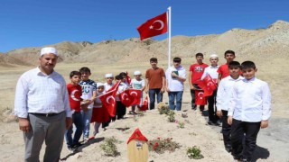 Kuran kursu öğrencileri şehit mezarını ziyaret ettiler
