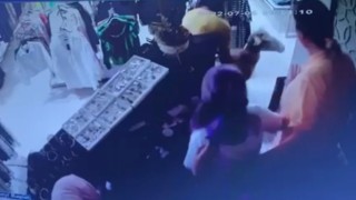 Kurbanlık koyun mağazaya girdi, içerideki panik kameralara yansıdı