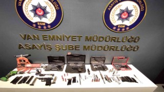 Kurusıkıları gerçek tabancaya dönüştüren şahıs yakalandı