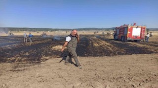 Kütahyada balya makinesi kıvılcımından çıkan yangında 2 dekar alan yandı