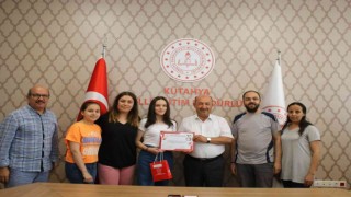 Kütahyada hikaye yazma yarışmasında dereceye giren öğrencilere ödüllendirildi