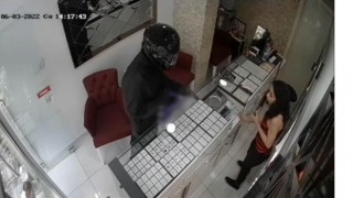 Kuyumcuda silahlı soygun girişiminde bulunan zanlı önce kameralara sonra polise yakalandı