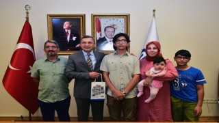 LGS birincilerine Vali Şahinden hediye