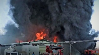 Lojistik deposunda çıkan yangın kısmen kontrol altına alındı