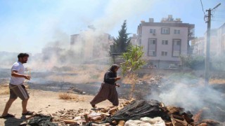 Mahallelinin evleri tehdit eden ot çalılık yangını seferberliği