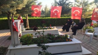 Malatya şehitliğinde hüzünlü bayramlaşma