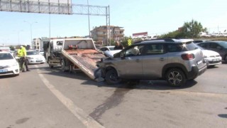 Maltepe E-5 karayolunda 3 otomobil çarpıştı: 2 yaralı